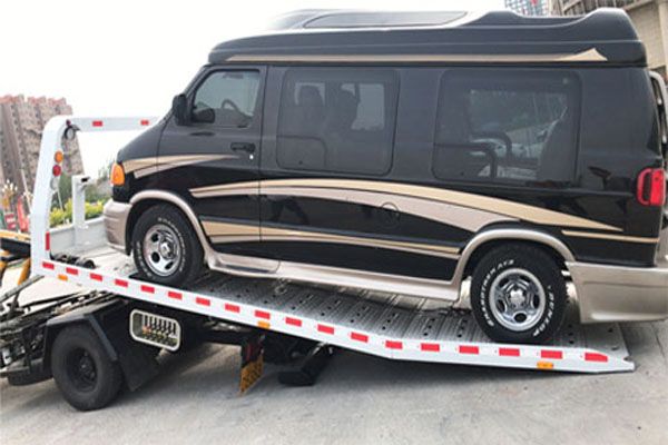 平板车托运小汽车